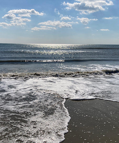 glimmeringly
out there the blue sea blue waves
streaked chained with fire